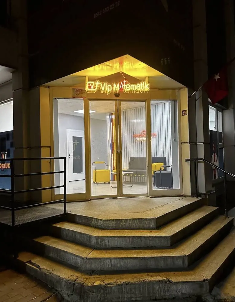 Vip Matematik girişi, akşam saatlerinde neon tabela ile aydınlatılmış
