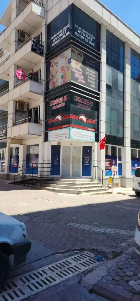 Gündüz vakti Turkeras İş Merkezi dış cephe görünümü
