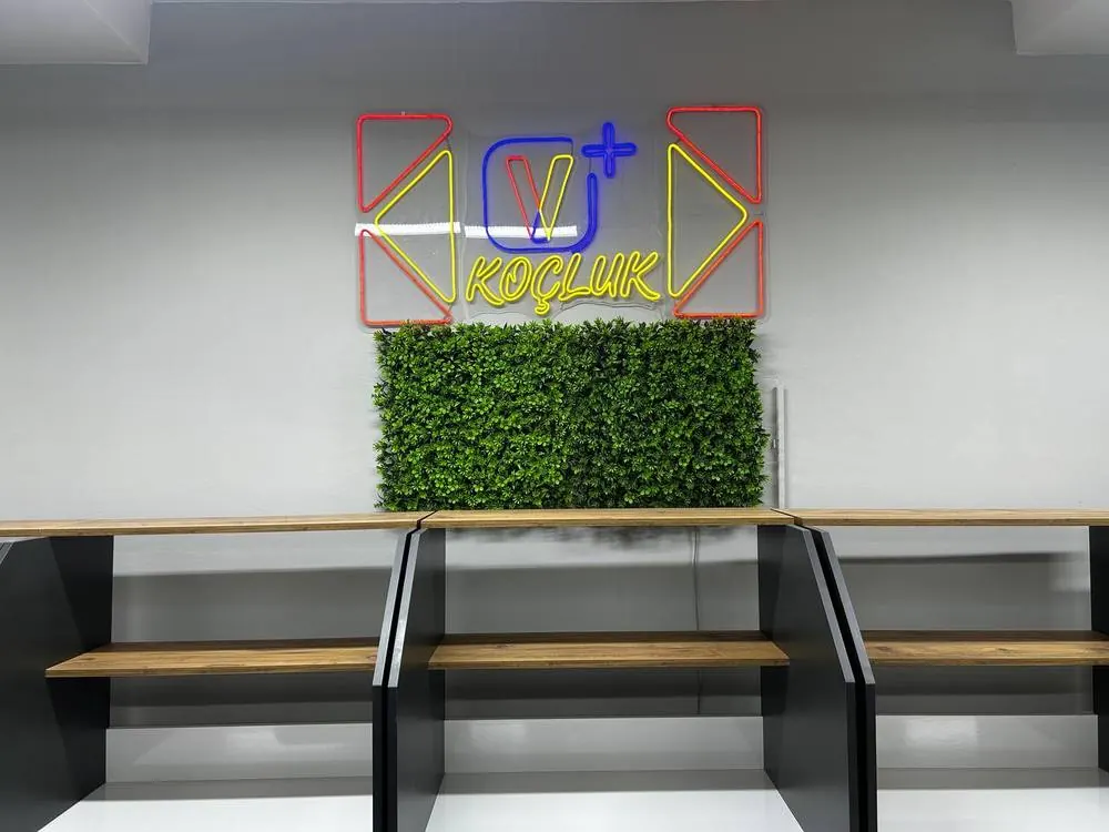 Vip Matematik neon logosu ve oturma köşesi detayı