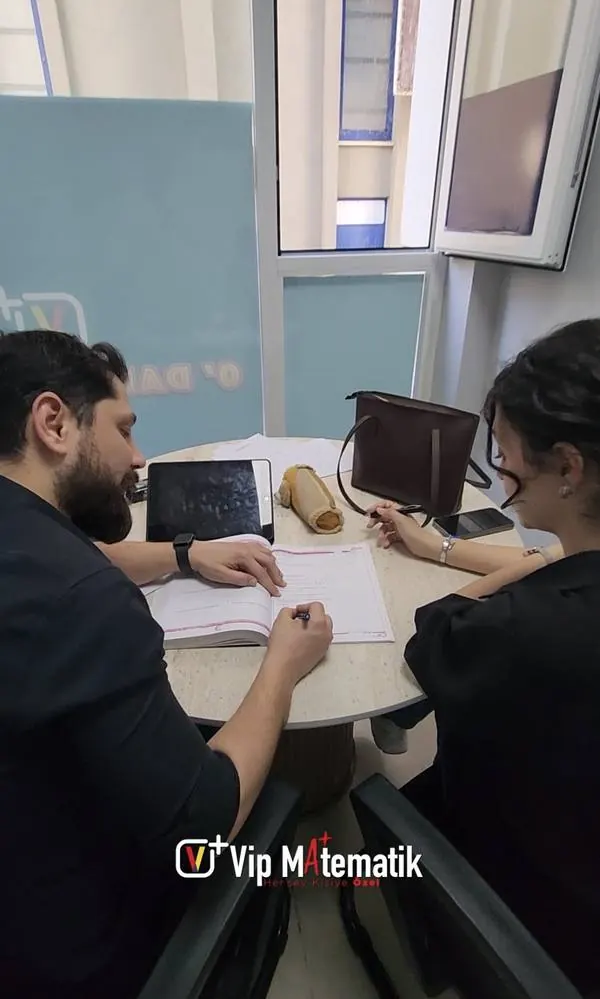 Öğretmen ve öğrencinin bir soru üzerinde birlikte çalışması